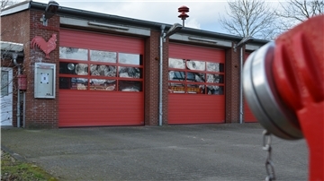 Ein Feuerhaus mit Sirene auf dem Dach.