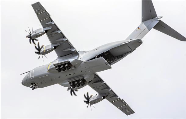 Militärtransporters Airbus A400M in der Luft
