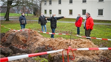 Unter anderem präsentieren Bürgermeister Thorsten Krüger (SPD) und DRK-Chef Henning Dageförde den geplanten Hospiz-Neubau an der Seepark-Klinik in Debstedt. Foto Scheschonka