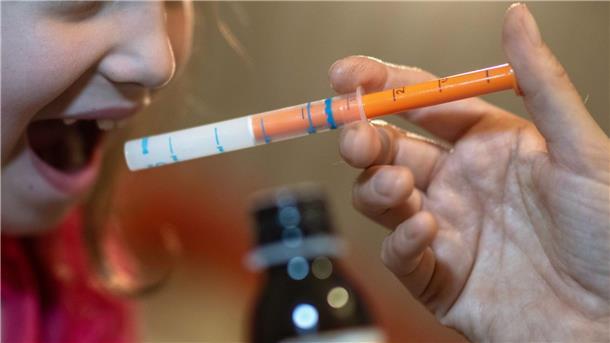Unter anderem Schmerzsäfte für Kinder waren während der letzten Infektionswellen im Winter knapp.
