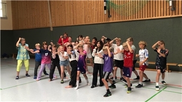 Kinder in einer Turnhalle bei dem Projekt "Trau dich". 