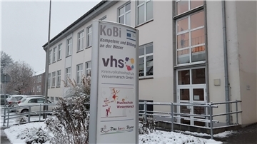 Das Gebäude der Kreisvolkshochschule in Brake von außen.