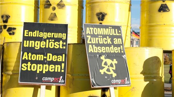 Unter dem Motto "Atommüll: Zurück an Absender" haben Atomkraftgegner am Montag (25.10.2010) 70 "Atommüllfäser" mit einer Attrappe eines Castortransports vom geplanten Endlagerstandort Gorleben zum Bundestag gebracht.