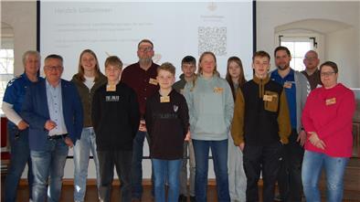 Die Teilnehmenden des Jugendbeteiligungsworkshops in der Burg zu Hagen