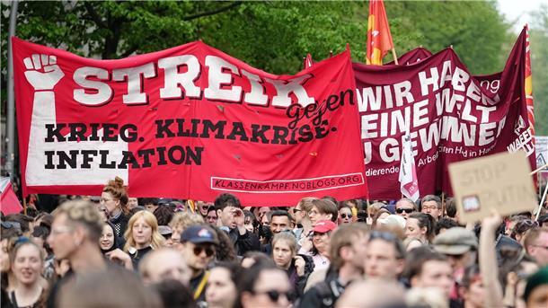 Friedlicher 1. Mai - Video von aggressiven Polizisten  Unter dem Motto „Revolutionärer 1. Mai“ haben linke und linksradikale Gruppen am Tag der Arbeit zu einer Demonstration aufgerufen.