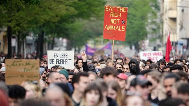 Unter dem Motto „Revolutionärer 1. Mai“ hatten linke und linksradikale Gruppen zu einer Demonstration am Tag der Arbeit aufgerufen.