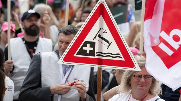 Kliniken verlangen bei Protesttag zusätzliche Finanzspritzen Unter dem Motto „Stoppt das Krankenhaussterben“ hat die Deutsche Krankenhausgesellschaft Kundgebungen wie hier in Frankfurt am Main geladen.