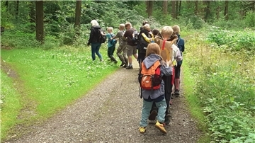 Unter dem Motto „Wald erleben“ ging es gemeinsam mit einem Förster in die Natur.