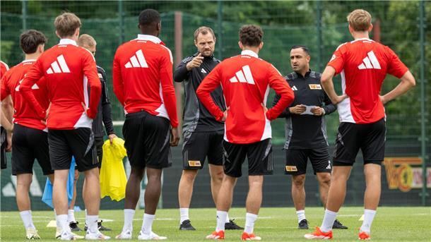 Unter dem neuen Cheftrainer Bo Svensson (Mitte) soll es beim 1. FC Union Berlin wieder bergauf gehen.