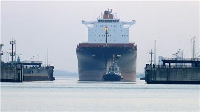 Unter den Augen zahlreicher Schaulustiger ist das Containerschiff „Al Kharj“ gestern Nachmittag mit Schlepperkraft vor dem Außenhaupt der Kaiserschleuse in Position gebracht worden. Das Schiff wurde 2008 gebaut, kann rund 6500 Container transportieren, ist 40 Meter breit und mit 306,10 Meter um 1,10 Meter länger als die Kammer der Kaiserschleuse.