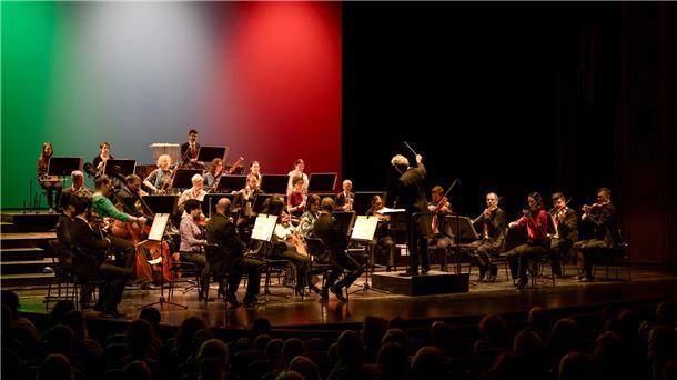 Unter den Farben der italienischen Trikolore lassen Kapellmeister Hartmut Brüsch und das Philharmonische Orchester Bremerhaven im Familienkonzert am Stadttheater mediterrane Lebensfreude schäumen: Mit der Musik und den Briefen der genialen Geschwister der frühen Romantik - Fanny und Felix Mendelssohn. Foto: Masorat - f