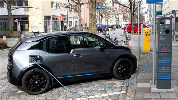 Private Elektroautos: Stuttgart, Münster und Bielefeld vorne Unter den großen deutschen Städten fahren die Einwohner von Stuttgart, Münster, Bielefeld und München besonders häufig mit Elektroautos.