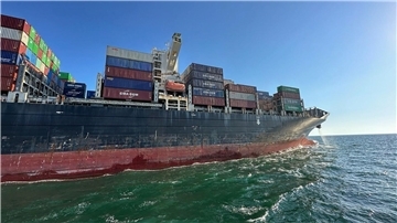 Unter der Fahne Hongkongs verlässt das Containerschiff „Joseph Schulte“ den Hafen von Odessa.