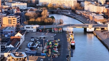 Blick auf Fluss mit einer Brücke.