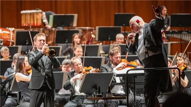 Unter der Leitung von Gastdirigent Golo Berg, Generalmusikdirektor am Theater Münster, spielt das Philharmonische Orchester Bremerhaven mit Solotrompeter Lennard Czakaj das 5. Sinfoniekonzert. Das Publikum ist begeistert.
