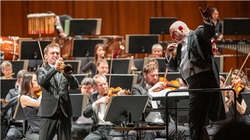 Unter der Leitung von Gastdirigent Golo Berg, Generalmusikdirektor am Theater Münster, spielt das Philharmonische Orchester Bremerhaven mit Solotrompeter Lennard Czakaj das 5. Sinfoniekonzert. Das Publikum ist begeistert.