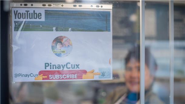 Vom Fischverkauf zum YouTube-Star: „PinayCux“ begeistert mit Videos von der Küste Ein Zettel mit dem Hinweis auf den Youtube-Kanal hängt im Schaufenster des Fischwagens.