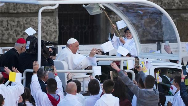 Papst wählt in Ungarn klare Worte: „Öffnen wir die Türen“ Unter Jubel und Applaus wurde Papst Franziskus in seinem berühmten Papamobil durch die Reihen der Besucher und Gläubigen gefahren.