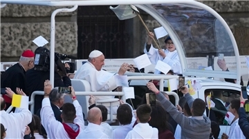 Unter Jubel und Applaus wurde Papst Franziskus in seinem berühmten Papamobil durch die Reihen der Besucher und Gläubigen gefahren.