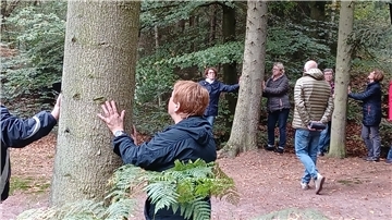 Unter Leitung eines Coaches aus Bremen nahmen die Rhader Landfrauen an einem Waldbaden teil.