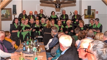 Unter Leitung von Olga Bilenko zeigte der Singkreis Sellstedt bei „Sellstedt macht Mucke“, wie moderner Chorgesang aussehen kann und brachte Hitparaden-Renner von Roland Kaiser bis Andreas Gaballier.