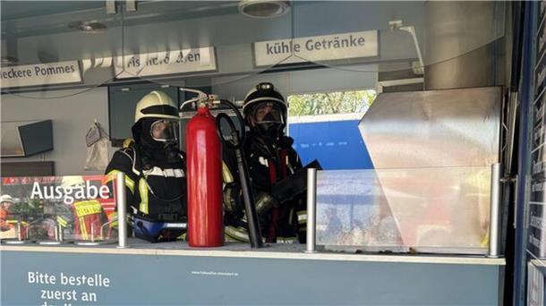 Feuerwehr in einem Imbiss. 