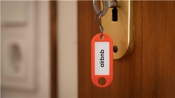 Unterm Strich verbuchte Airbnb im vergangenen Quartal einen Verlust von 349 Millionen Dollar.