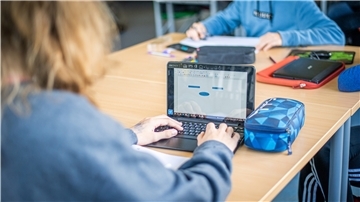 Eine Schülerin arbeitet am Tablet.