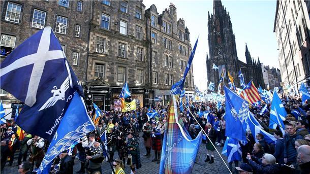 Urteil beendet schottische Unabhängigkeitsdebatte nicht Unterstützer der Unabhängigkeit Schottlands nehmen an einer Demonstration in Edinburgh teil.