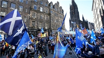 Unterstützer der Unabhängigkeit Schottlands nehmen an einer Demonstration in Edinburgh teil.