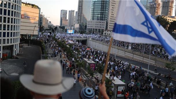 Israel: Knesset berät Justizumbau, Herzog hofft auf Einigung Unterstützer der geplanten Reform laufen durch Tel Aviv.