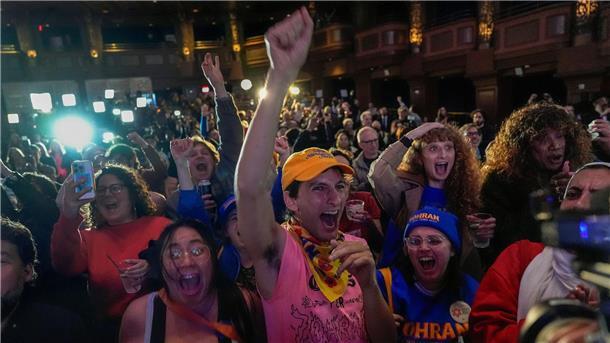 Unterstützer des demokratischen Bürgermeisterkandidaten Mamdani reagieren während einer Wahlparty in New York auf die Wahlergebnisse.