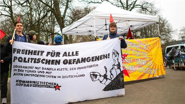 Unterstützer von Daniela Klette stehen vor dem Gerichtsgebäude. 