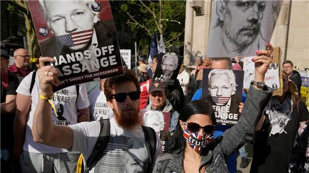Jubel im Lager Assange: Vorerst keine Auslieferung an USA Unterstützer von Julian Assange demonstrieren vor dem Londoner High Court.