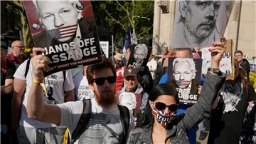 Unterstützer von Julian Assange demonstrieren vor dem Londoner High Court.