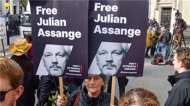 Aufschub für Assange: Vorerst keine Auslieferung an die USA Unterstützer von Julian Assange vor dem Londoner High Court.