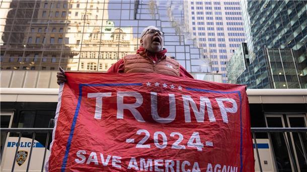 Alle Augen auf New York: Trump vor Gericht erwartet Unterstützer von Trump vor dem Trump Tower in New York wollen, dass der Ex-US-Präsident nochmal kandidiert.