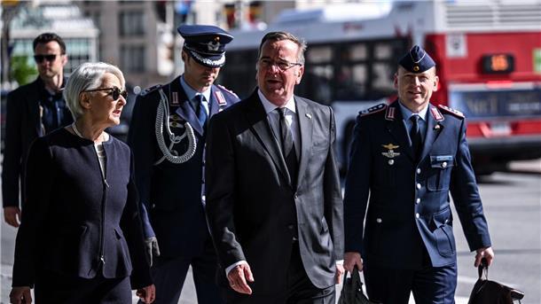 Unterwegs in den USA und Kanada schickt Verteidigungsminister Boris Pistorius den Vorschlag nach Berlin, Militärausgaben nicht durch die Schuldenbremse zu beschränken.