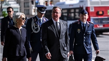 Unterwegs in den USA und Kanada schickt Verteidigungsminister Boris Pistorius den Vorschlag nach Berlin, Militärausgaben nicht durch die Schuldenbremse zu beschränken.