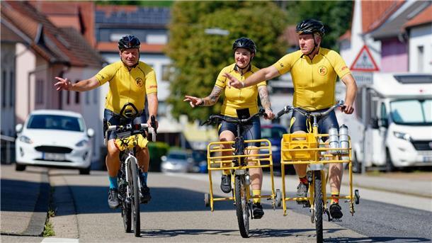 3.000 Kilometer per Rad: Post-Trio erreicht Weihnachtsmann Unterwegs war das Trio mit Postfahrrädern und einem Gravelbike - alle ohne Elektromotor. (Archivbild)