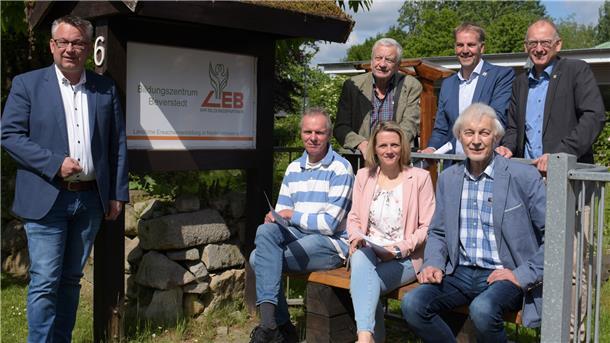 Unterzeichneten den Kooperationsvertrag für ein gemeinsames Erwachsenenbildungsangebot im Südkreis (stehend von links): Andreas Wittenberg (Bürgermeister Hagen), Wolfgang Steen (Verein Nestwerk), Guido Dieckmann (Bürgermeister Beverstedt), Detlef Wellbrock (Bürgermeister Loxstedt) sowie (sitzend von links) Jörg Biehl, Jona Latza und Reiner Suchland (alle LEB).