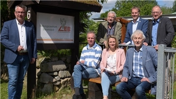 Unterzeichneten den Kooperationsvertrag für ein gemeinsames Erwachsenenbildungsangebot im Südkreis (stehend von links): Andreas Wittenberg (Bürgermeister Hagen), Wolfgang Steen (Verein Nestwerk), Guido Dieckmann (Bürgermeister Beverstedt), Detlef Wellbrock (Bürgermeister Loxstedt) sowie (sitzend von links) Jörg Biehl, Jona Latza und Reiner Suchland (alle LEB).