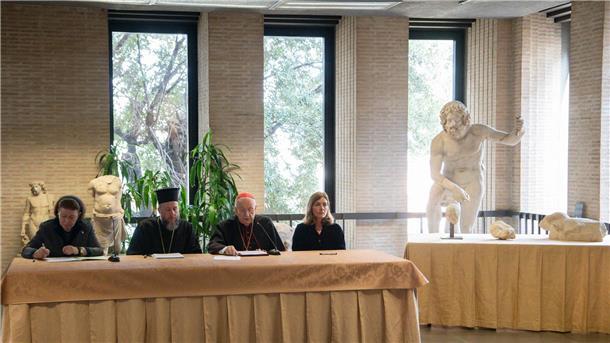 Unterzeichnung der Schenkungsurkunde für drei Fragmente des Parthenon-Tempels, die rechts auf dem Tisch ausgestellt sind.