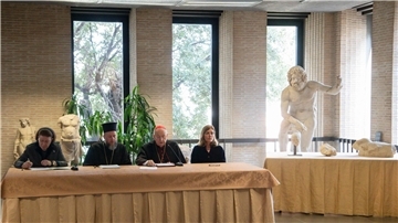 Unterzeichnung der Schenkungsurkunde für drei Fragmente des Parthenon-Tempels, die rechts auf dem Tisch ausgestellt sind.