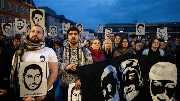 Bilder des Tages Unvergessen: Anlässlich des vierten Jahrestages des rassistischen Anschlags von Hanau versammeln sich mehrere tausend Menschen auf dem Marktplatz der Stadt.