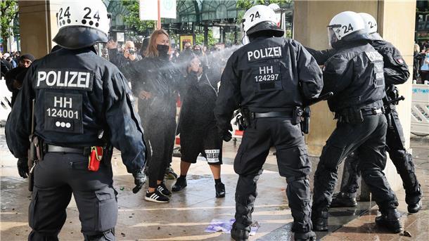 Unverhältnismäßige Gewalt gehe zum Beispiel auf Demonstrationen immer wieder von Polizisten aus und werde im Nachgang nicht ausreichend verfolgt, so die Kritik des UN-Experten.