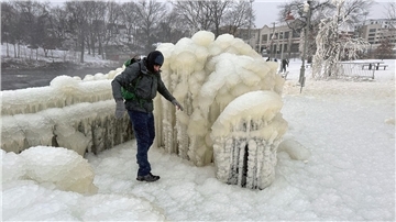 Unweit der Great-Falls-Wasserfälle von Paterson im US-Bundesstaat New Jersey geht ein Mann über eine dicke Eisschcht.