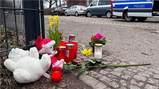 Tod von Fünfjähriger: Fast neun Jahre Haft für 20-Jährigen Unweit des Bürgerparks in Pankow haben Passanten Plüschtiere, Kerzen und Blumen zum Gedenken an das geötete Kind abgelegt.