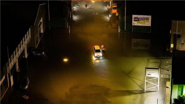 Unwetter in Krefeld: Auto steckt in überfluteter Unterführung fest