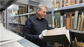 Unzählige Bücher, Dokumenten und Urkunden schlummern im Magazin des Museums. Alexander Cordes sichtet und archiviert die historischen Unterlagen.